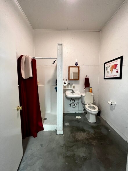 More Photos Of 1120 E Jackson St, Macomb Freestanding For Sale