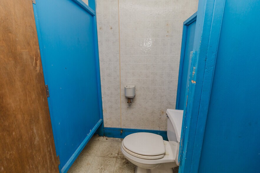 More Photos Of 1015 S Meridian Ave, Wichita Auto Repair For Sale