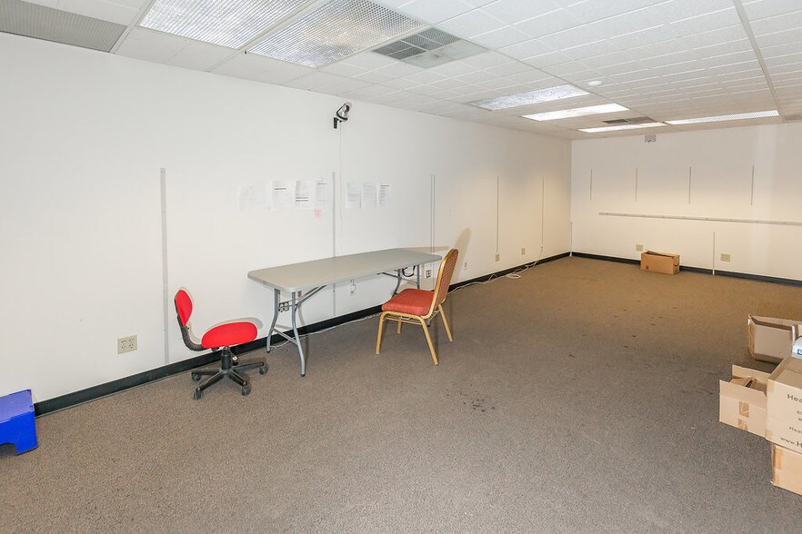 More Photos Of 8901 Washington St, Kansas City Showroom For Sale