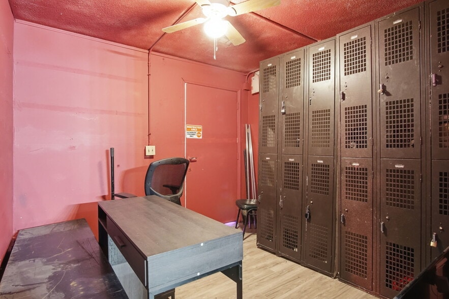 More Photos Of 1900 SE 59th Dr, Oklahoma City Bar For Sale