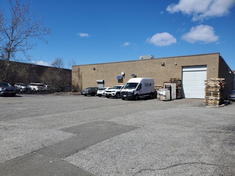 More Photos Of 355 Oser Ave, Hauppauge Warehouse For Lease