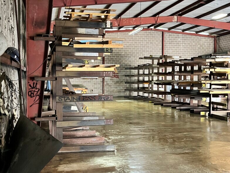 More Photos Of 1602 W Poplar St, San Antonio Warehouse For Lease