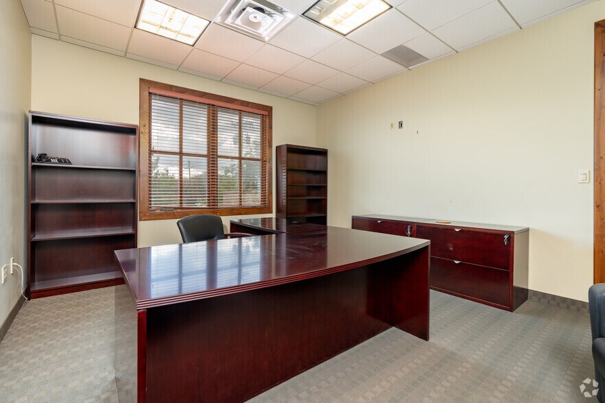 More Photos Of 1121 S Carroll Ave, Southlake Office For Sale