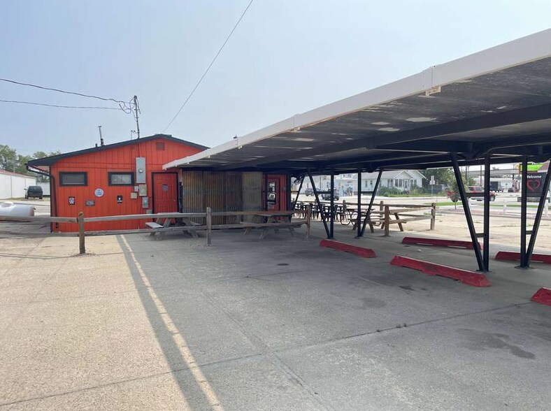 More Photos Of 223 S Main St, Valentine General Retail For Sale