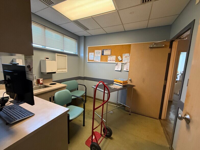 More Photos Of 3309 Bragg Blvd, Fayetteville Veterinarian Kennel For Lease