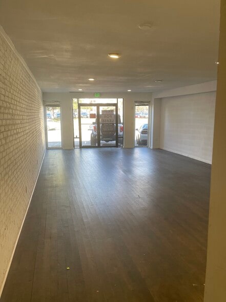 More Photos Of 1421 Oakland St, Denton Storefront For Lease