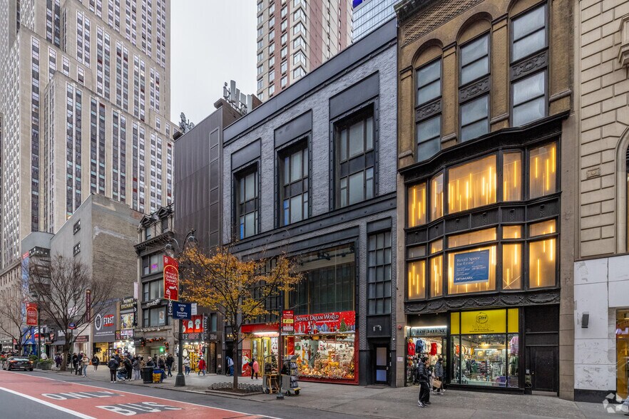 More Photos Of 40 W 34th St, New York General Retail For Lease