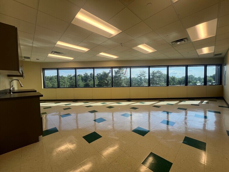 More Photos Of 2670 Chancellor Dr, Crestview Hills Office For Lease