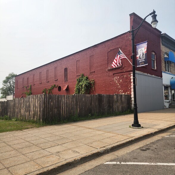 More Photos Of 104 S Main St, Evart Storefront For Sale