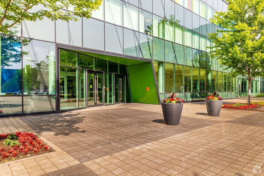 More Photos Of 8275 Rte Transcanadienne, Saint-Laurent Unknown For Lease