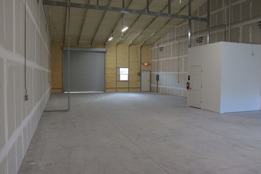 More Photos Of 2073 & 2079 Calumet St, Clearwater Flex For Lease