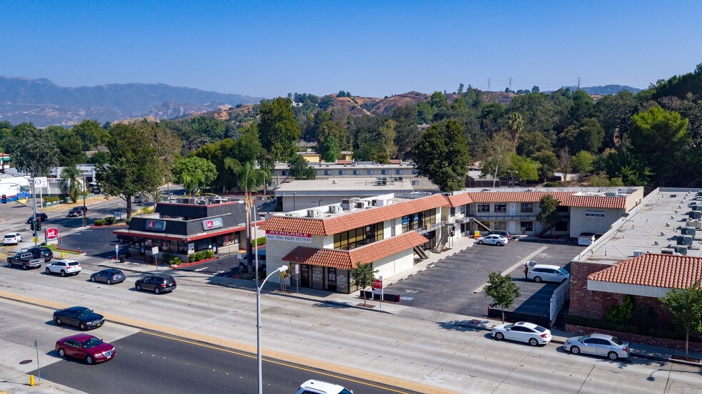 More Photos Of 22916 Lyons Ave, Santa Clarita Storefront Retail Office For Lease