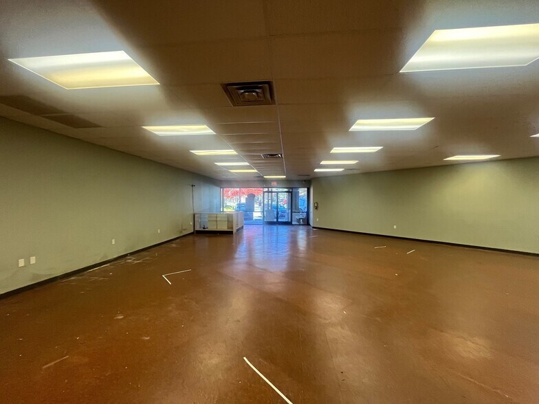 More Photos Of 1950 Hendersonville Rd, Asheville Unknown For Lease