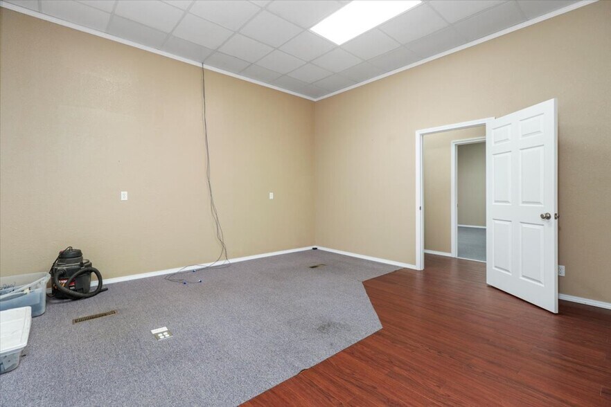 More Photos Of 1006 Nettleton Avenue Ave, Thayer Office For Sale