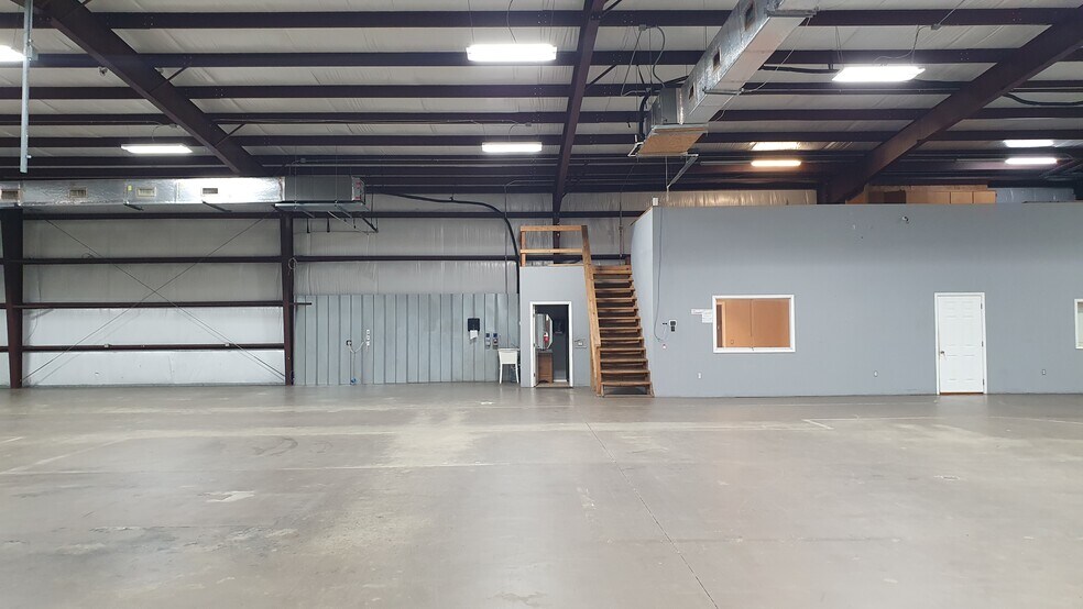 More Photos Of 7511 Oak Bluff Dr, Magnolia Warehouse For Lease