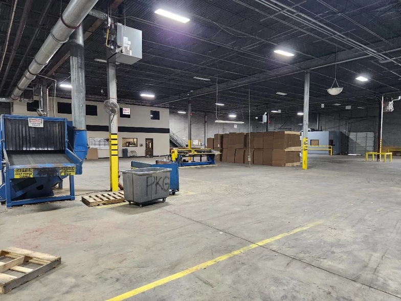 More Photos Of 10901 Carpet St, Charlotte Warehouse For Lease