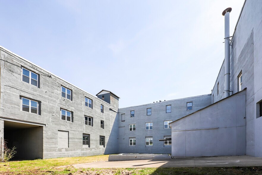 More Photos Of 1811 Factory St, Kalamazoo Manufacturing For Sale