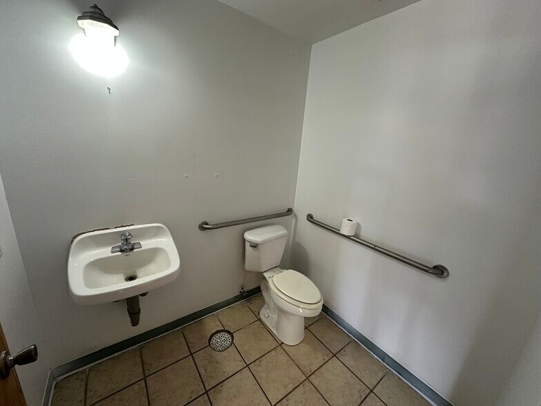 More Photos Of 3065 E Elm St, Springfield Light Manufacturing For Lease