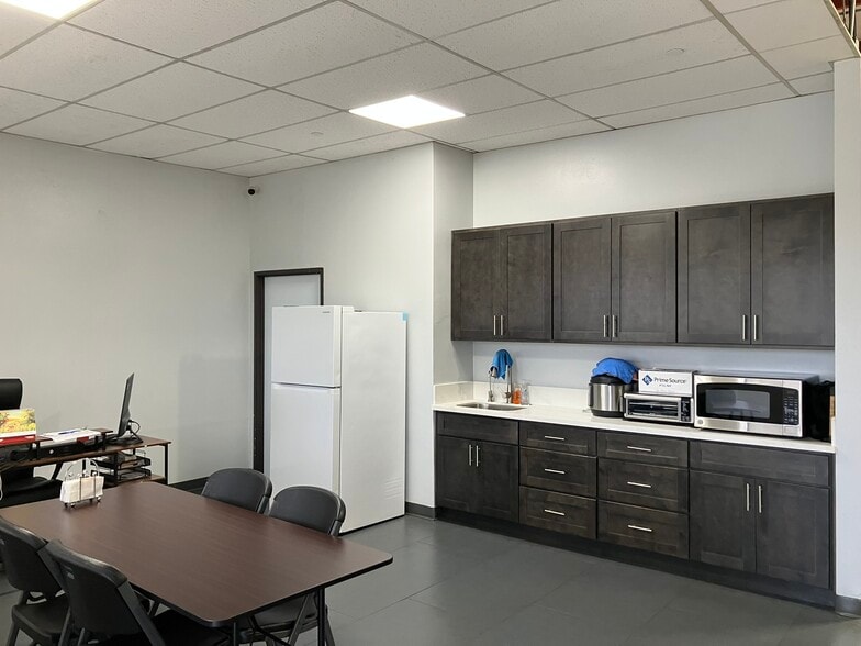 More Photos Of 5921-5923 Lakeshore Dr, Cypress Warehouse For Sale