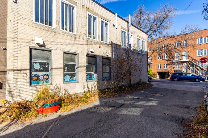 More Photos Of 230 Rue Beaubien E, Montréal General Retail For Lease