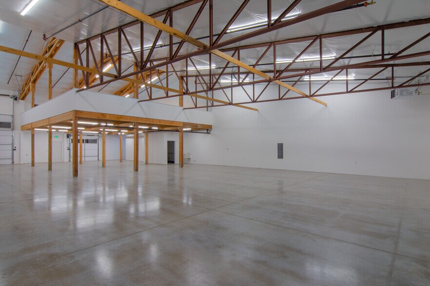 More Photos Of 2900 Peace Portal Dr, Blaine Distribution For Lease