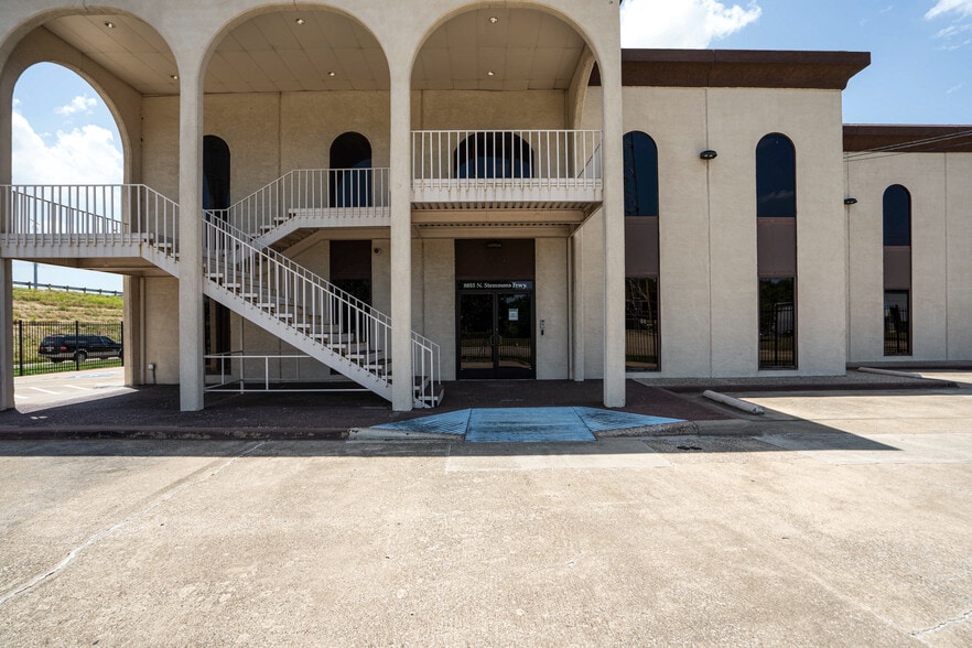 More Photos Of 8855 N Stemmons Fwy, Dallas Office For Sale