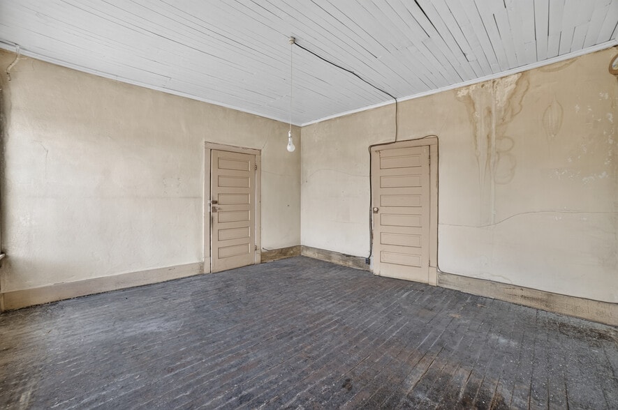 More Photos Of 36 Church St N, Jeffersonville Light Manufacturing For Sale