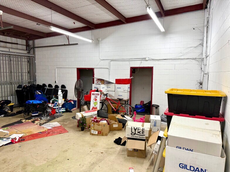 More Photos Of 5607 Kenwick St, San Antonio Showroom For Lease