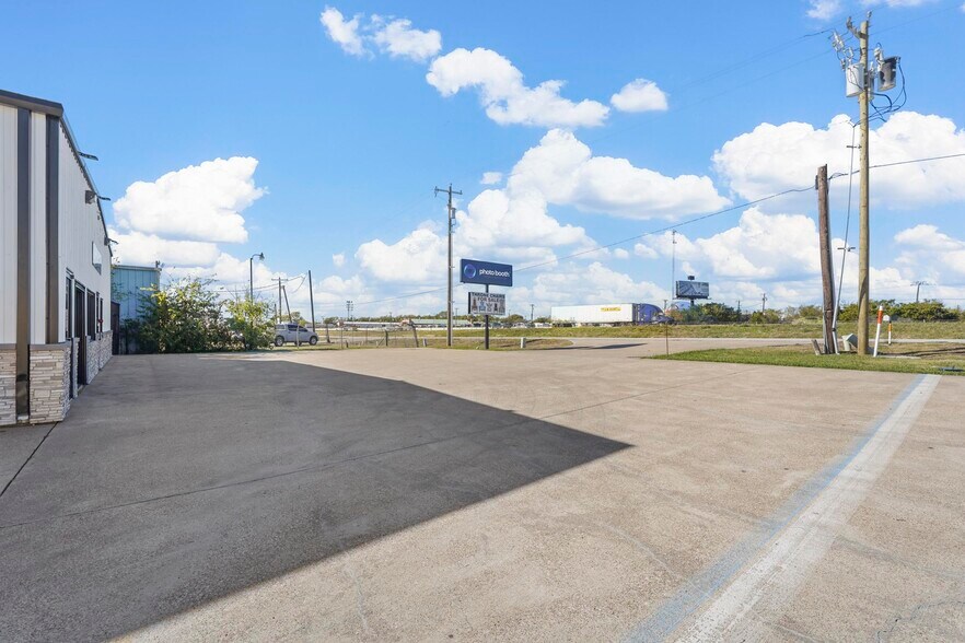 More Photos Of 4250 I-30 E, Rockwall Showroom For Sale