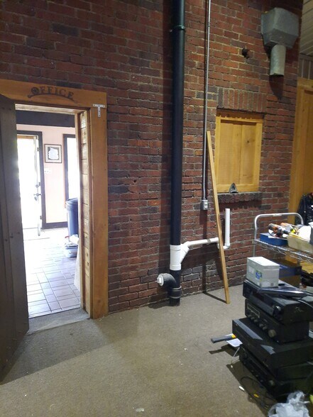 More Photos Of 1124 E Houston Ave, Crockett Freestanding For Sale