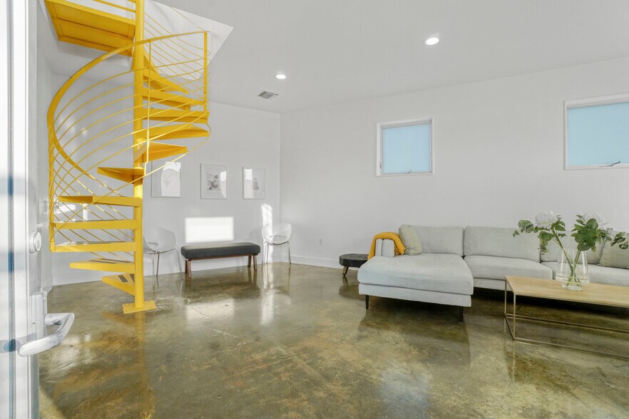 More Photos Of 328 Lincoln Blvd, Venice Storefront Retail Residential For Sale