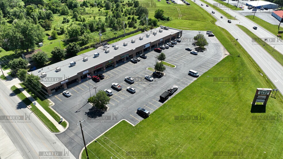 More Photos Of 1600-1694 US Highway 60 E, Republic Storefront Retail Office For Lease