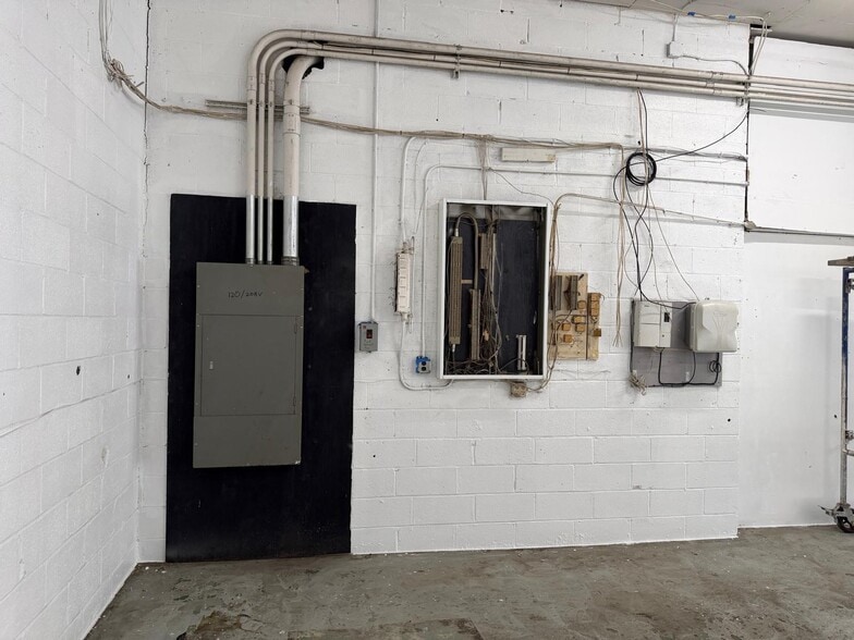 More Photos Of 115-117 Patterson St, Hillsdale Warehouse For Lease