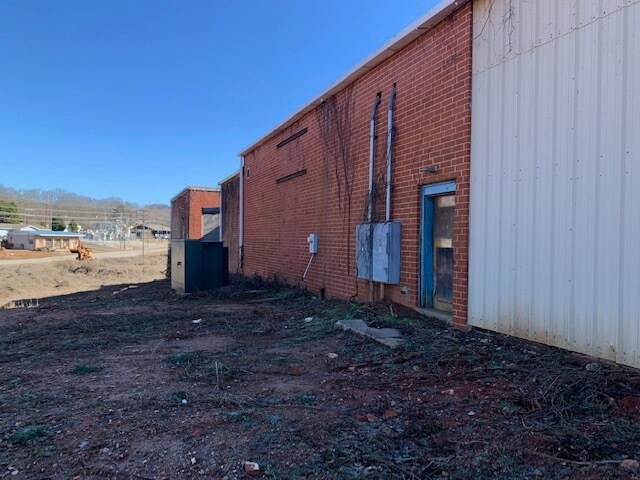 More Photos Of 203 Woodrow St, Pickens Industrial For Sale