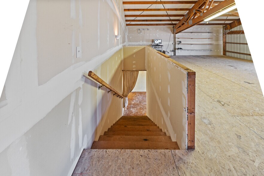 More Photos Of 100 N 7th St, Lakeside Showroom For Sale