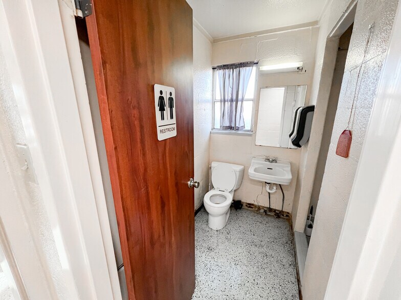 More Photos Of 3400 N Big Spring St, Midland Veterinarian Kennel For Sale