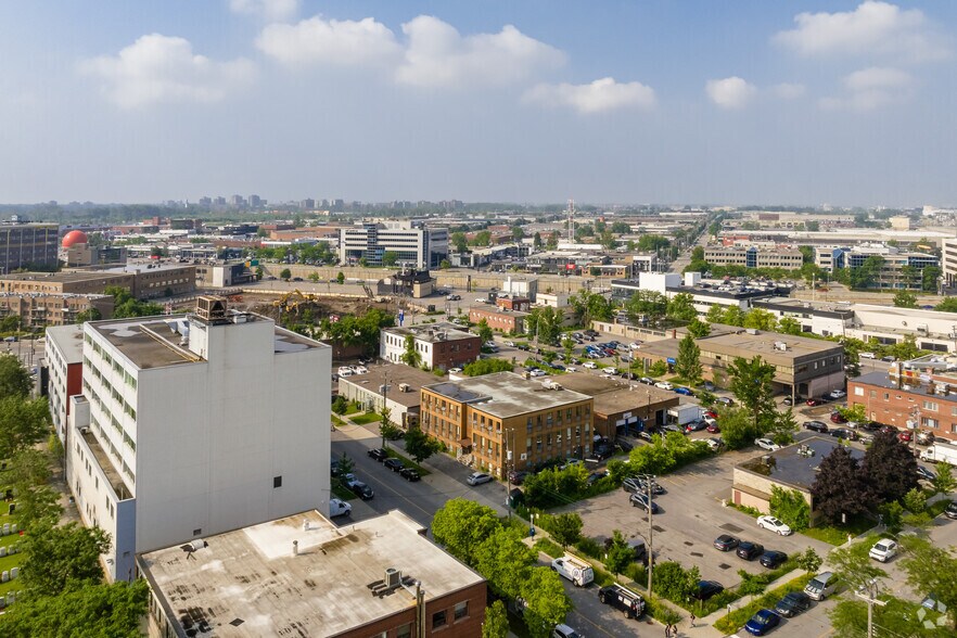 More Photos Of 8270 Av Mountain Sights, Montréal Office For Sale