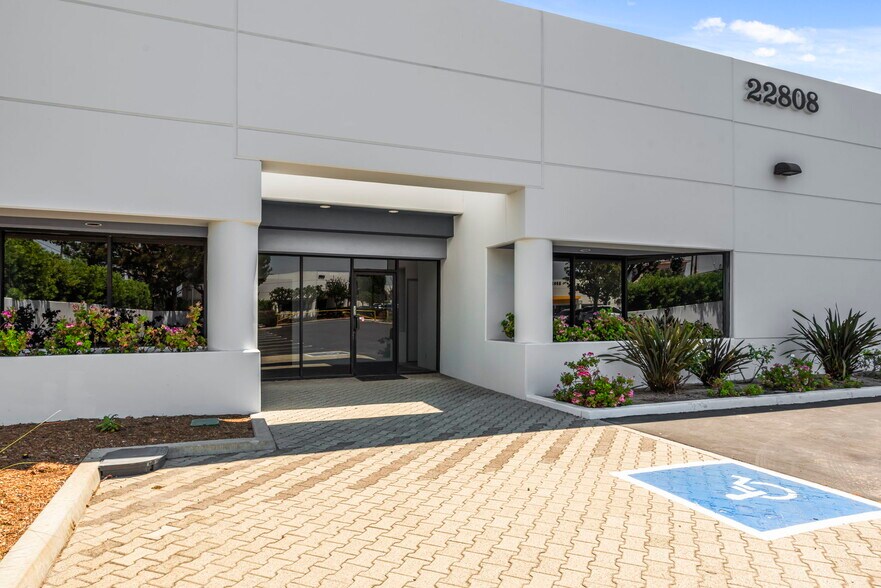 More Photos Of 22808 Lockness Ave, Torrance Warehouse For Lease