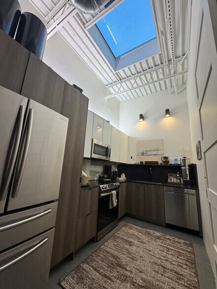 More Photos Of 4766-4768 Memphis St, Dallas Showroom For Lease