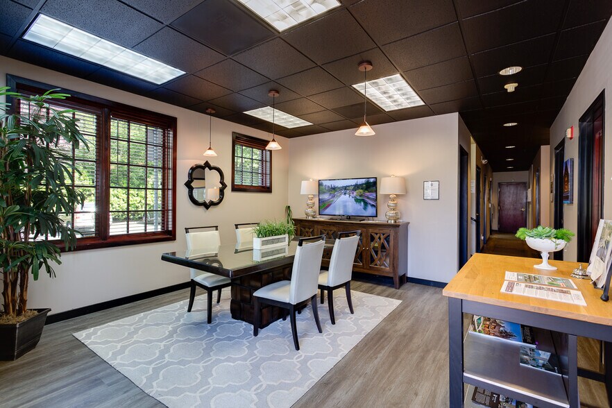 More Photos Of 15540 SW Boones Ferry Rd, Lake Oswego Office For Sale