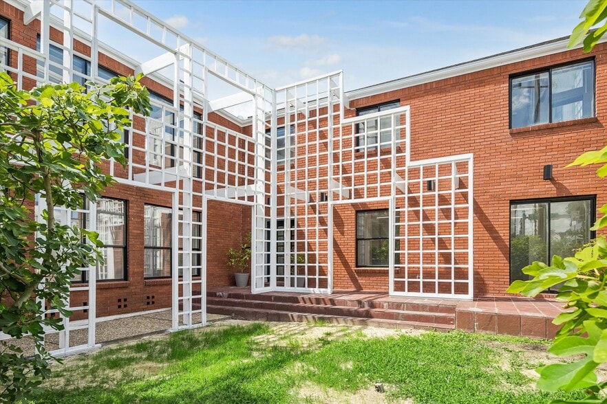 More Photos Of 2402 Commonwealth St, Houston Office For Sale