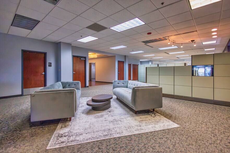 More Photos Of 2400 S Wolf Rd, Westchester Office For Lease
