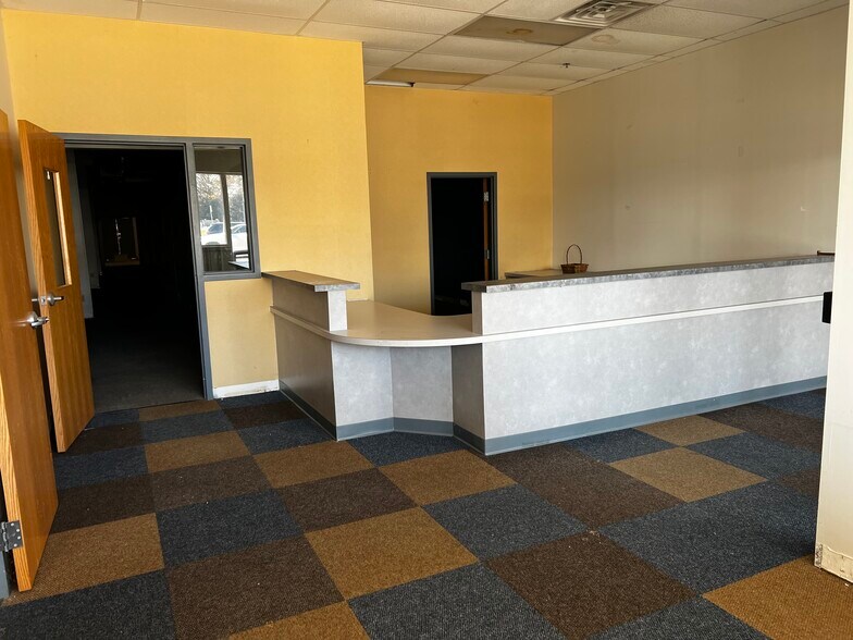 More Photos Of 1707-1709 N Walnut St, Hartford City Storefront For Lease