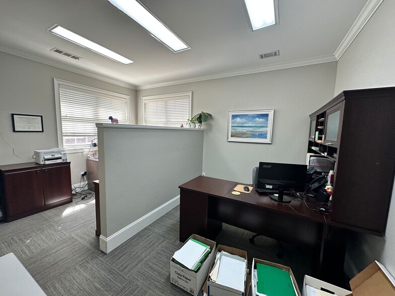 More Photos Of 327 Dahlonega Rd, Cumming Office For Lease