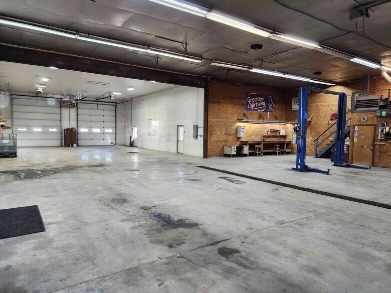 More Photos Of 2384 W 23rd St, Bellaire Warehouse For Sale