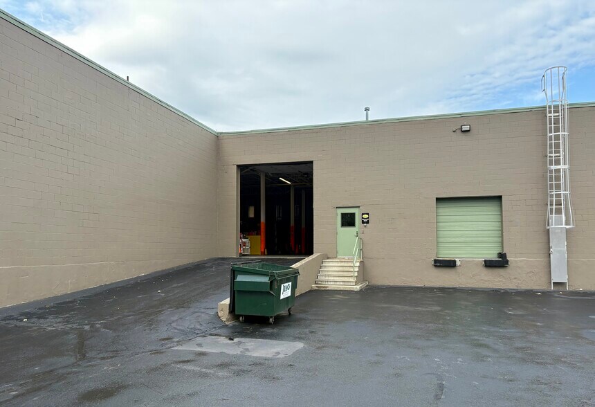 More Photos Of 185 New Boston St, Woburn Manufacturing For Lease
