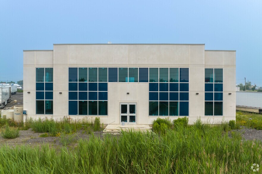 More Photos Of 2 Mansewood Crt, Halton Hills Light Distribution For Lease