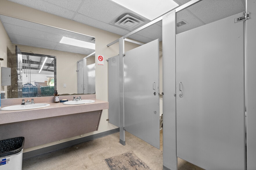 More Photos Of 1717 Mackenna Ave, Niagara Falls Warehouse For Sale