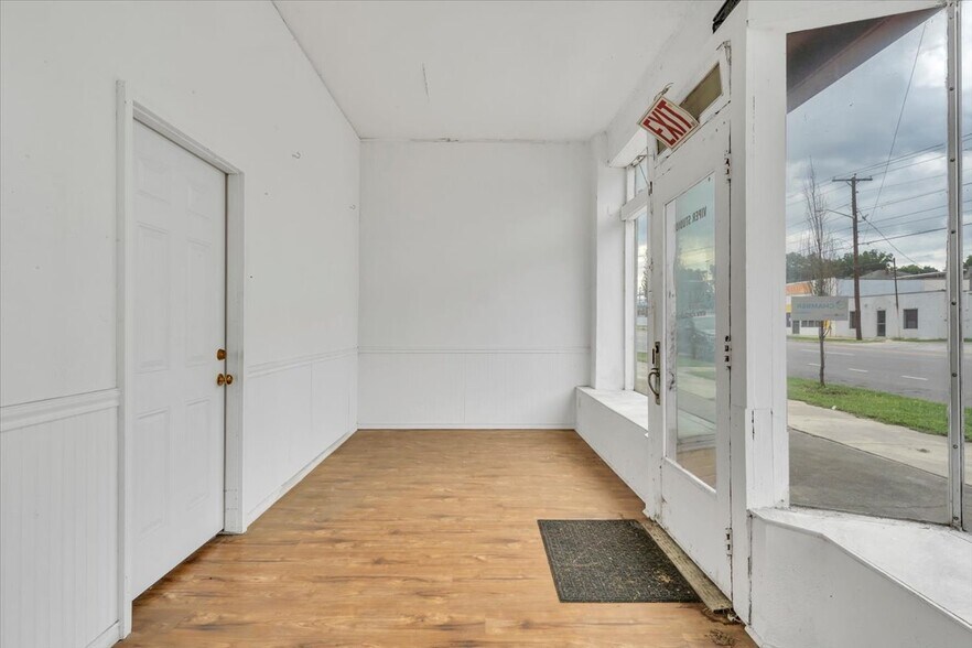 More Photos Of 2302 Melrose Ave NW, Roanoke Flex For Lease