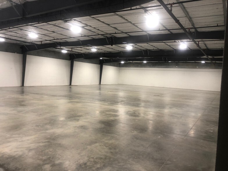 More Photos Of 901 S Charles Richard Beall Blvd, Debary Warehouse For Lease